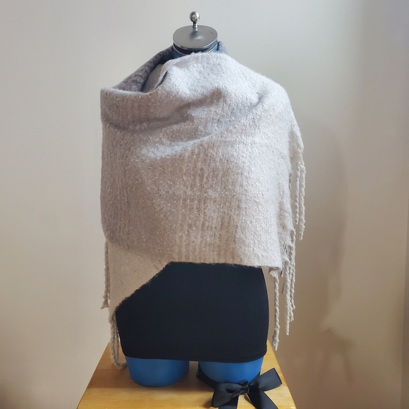 Mer | Sea & Co. Shawl - Picture 4 of 12